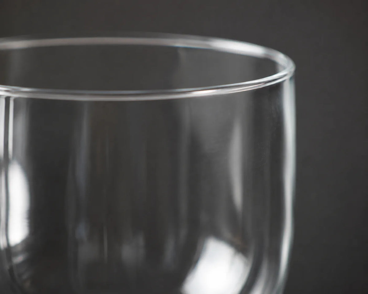 Pormenor da transparência do copo de gin em PS 580ml — RAS Embalagens