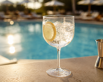 Copo de gin em PS 580ml numa esplanada junto à piscina — RAS Embalagens