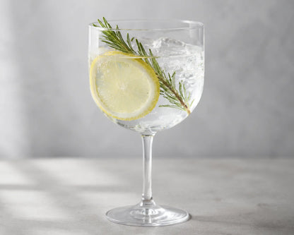Copo de gin em PS 580ml com gin tónico, gelo, limão e alecrim — RAS Embalagens