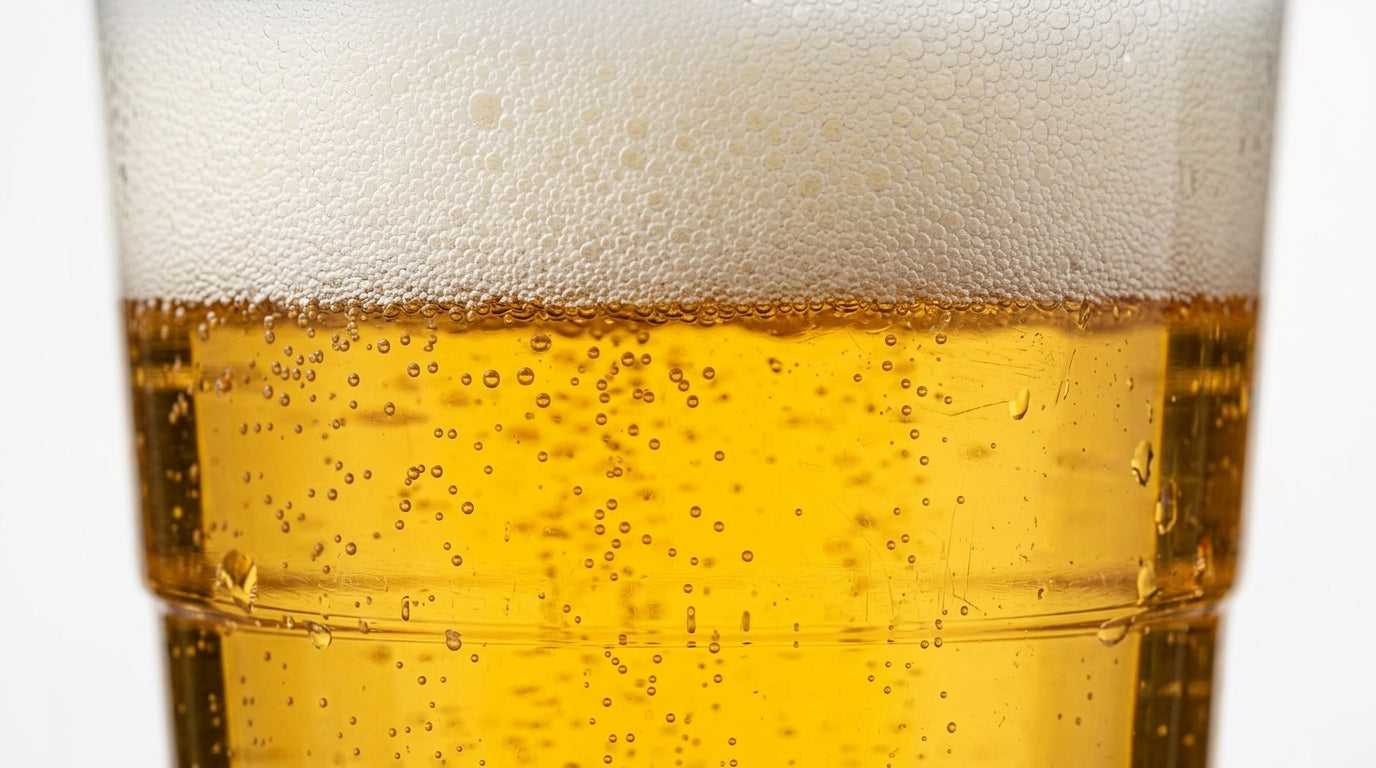 Detalhe do Copo Imperial Descartável 250ml com cerveja transparente — RAS Embalagens