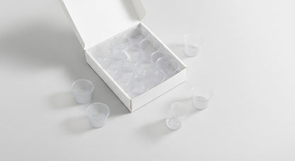 Caixa de copos mini degustação 70 ml aberta com unidades em flat lay — RAS Embalagens