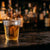 Copo Shot Descartável 25ml com whisky em balcão de bar — RAS Embalagens