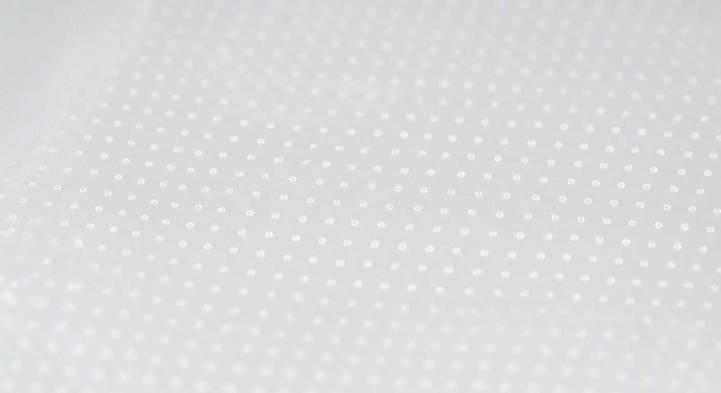 Detalhe das microperfurações do filme PP transparente para embalagem alimentar — RAS Embalagens