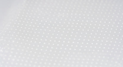 Detalhe das microperfurações do filme PP transparente para embalagem alimentar — RAS Embalagens
