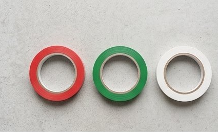 Fita adesiva PVC 12mm nas três cores disponíveis: vermelho, verde e branco — RAS Embalagens