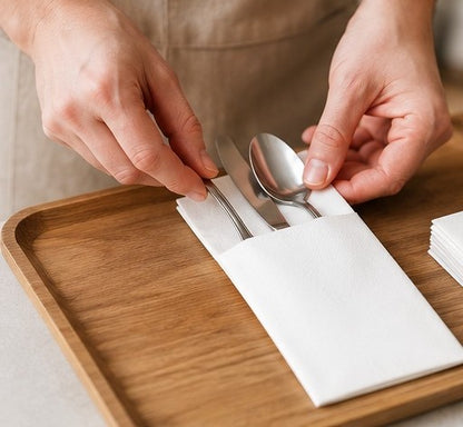 Preparação de serviço de mesa com guardanapo Kanguru 40x40 — RAS Embalagens