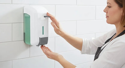 Doseador de parede com sabonete bactericida em cozinha profissional — RAS Embalagens