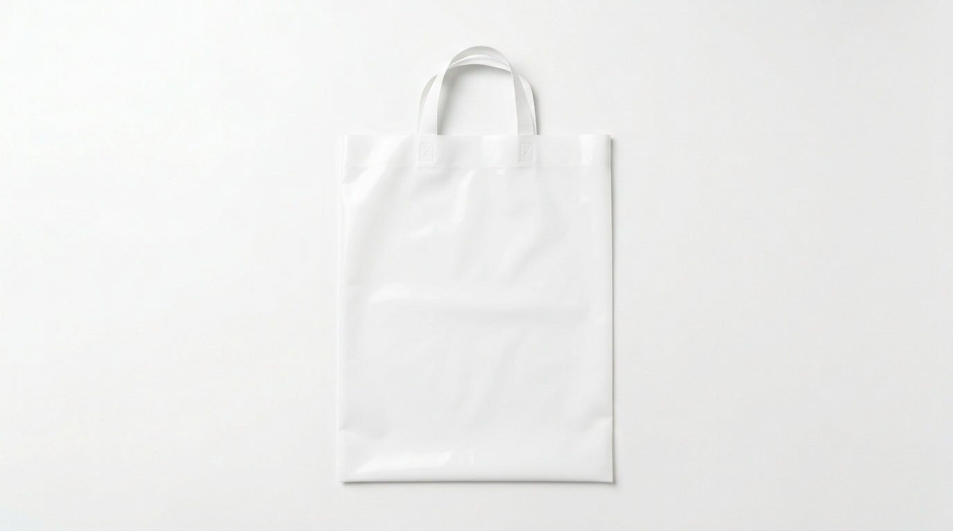 Saco plástico asa flexível branco 40x50 cm flat lay — RAS Embalagens