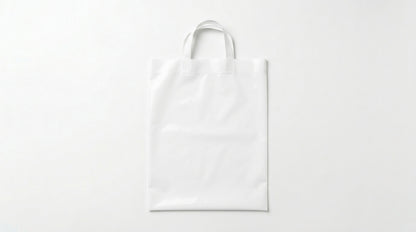 Saco plástico asa flexível branco 40x50 cm flat lay — RAS Embalagens
