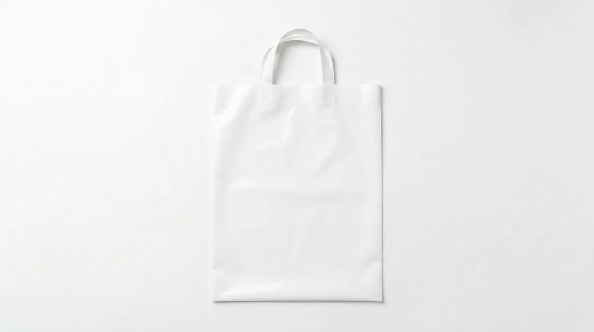 Saco plástico asa flexível branco 40x50 cm flat lay — RAS Embalagens