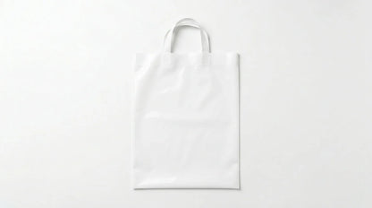 Saco plástico asa flexível branco 40x50 cm flat lay — RAS Embalagens