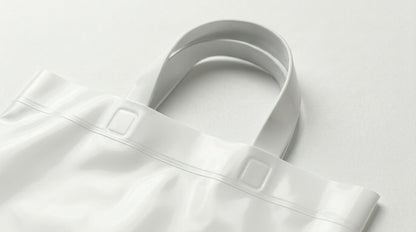 Detalhe da asa flexível do saco plástico branco — resistência e conforto — RAS Embalagens