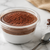 Taça plástica branca 200ml com mousse de chocolate e tampa transparente sobre mármore — RAS Embalagens