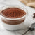 Taça plástica branca 200ml com mousse de chocolate e tampa transparente sobre mármore — RAS Embalagens