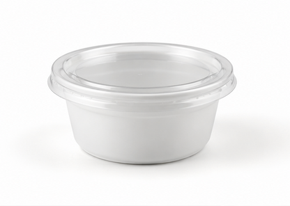 Taça plástica branca 200ml com tampa transparente, vista de frente sobre fundo branco — RAS Embalagens