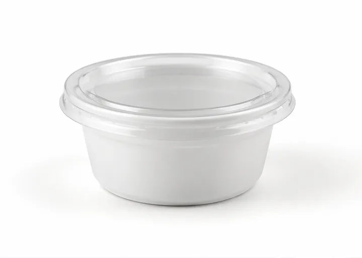 Taça plástica branca 200ml com tampa transparente, vista de frente sobre fundo branco — RAS Embalagens