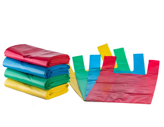 Sacos de alça 100% reciclados em vermelho, azul, verde e amarelo, dobrados e abertos