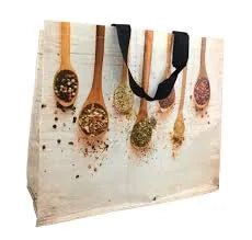 Saco de compras em ráfia 42x37 cm com estampa de colheres de especiarias e asas pretas