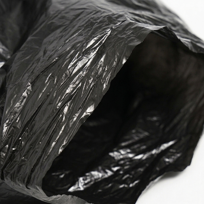 Detalhe do plástico preto de alta densidade de um saco de lixo AD — RAS Embalagens