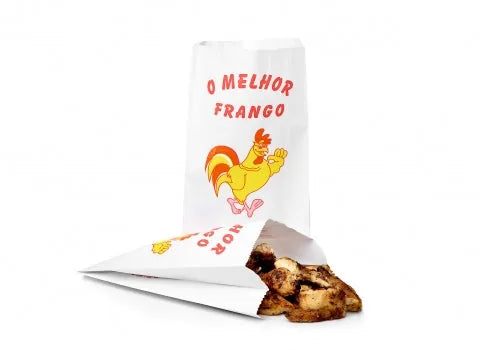 Sacos de papel para frango assado com impressão «O Melhor Frango» e um galo, um deles com frango