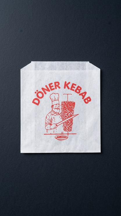 Saco de papel para döner kebab sobre fundo escuro