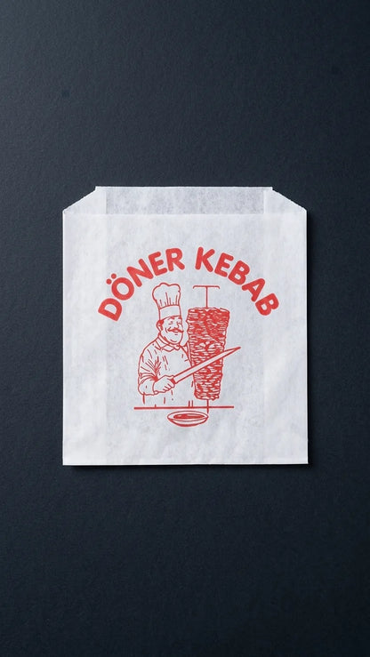Saco de papel para döner kebab sobre fundo escuro