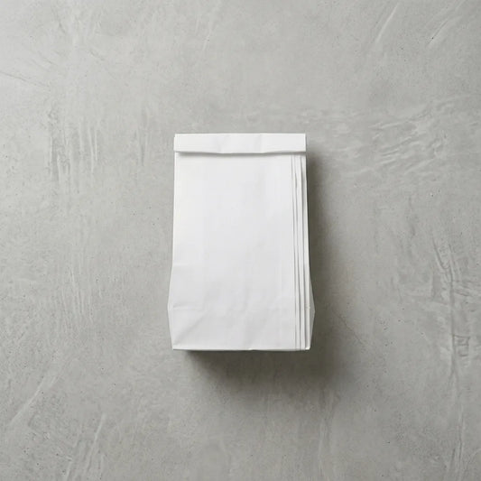 Saco de papel kraft branco revestido a PP sobre fundo cinzento