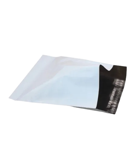 Saco de plástico tipo envelope branco com aba de fecho adesivo