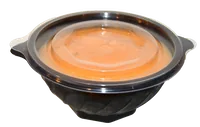 Taça Mani ovalizada preta para sopa com tampa transparente e sopa lá dentro