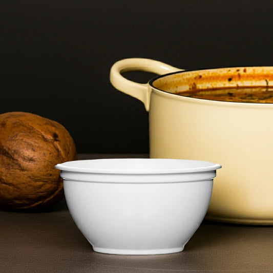 Tigela de sopa 330 ml em PS branca numa cozinha, ao lado de uma panela e de um coco