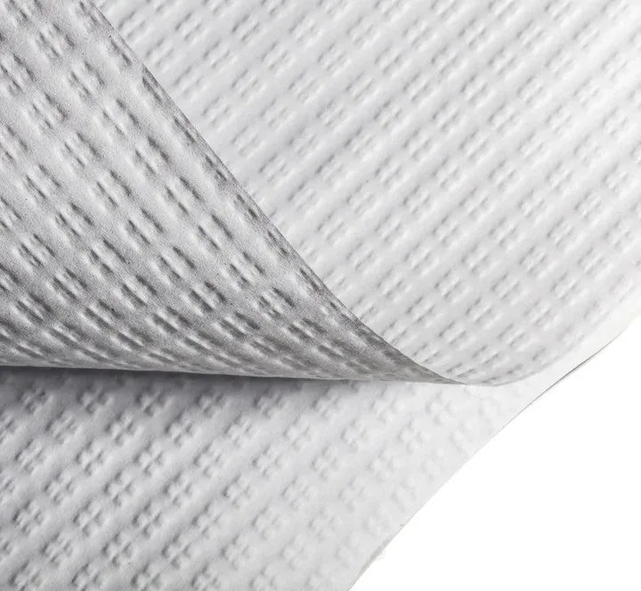 Pormenor da textura em relevo de uma toalha de papel para mesa branca