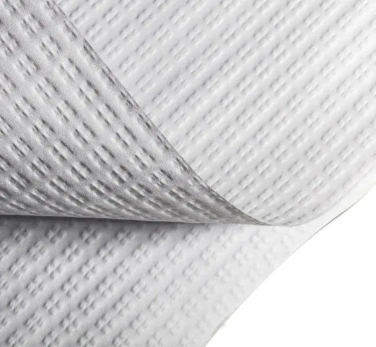 Pormenor da textura em relevo de uma toalha de papel para mesa branca